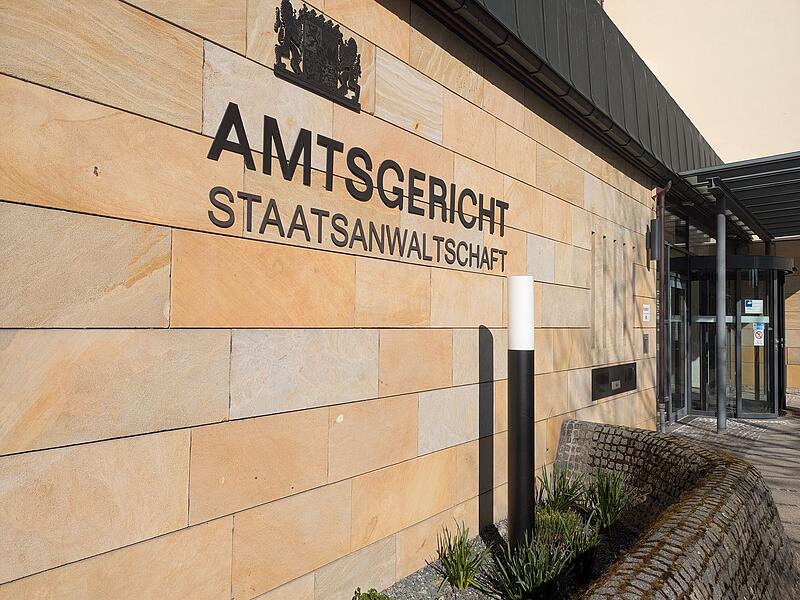 Hitlergruß und Lied „L’Amour Toujours“ Gesänge? Ein junger Mann muss sich vor dem Amtsgericht Erlangen verantworten.
