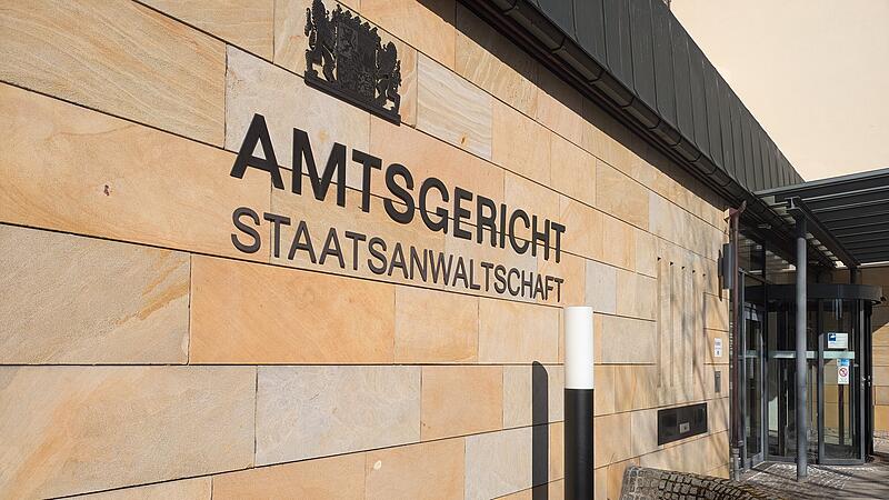 Hitlergru&szlig; und Lied &bdquo;L&rsquo;Amour Toujours&ldquo; Ges&auml;nge? Ein junger Mann muss sich vor dem Amtsgericht Erlangen verantworten.