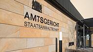 Hitlergruß und Lied „L’Amour Toujours“ Gesänge? Ein junger Mann muss sich vor dem Amtsgericht Erlangen verantworten.