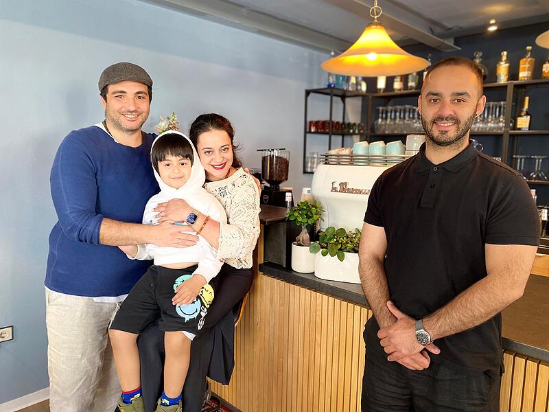Neu in Bad Kissingen ist das Caf&eacute; Roch in der Weingasse. Das Foto zeigt (von links) die Betreiber Mehmet Ali Kutlay und Sara Amir Moez mit Sohn Yahya sowie Barista Bahador &bdquo;Bobby&ldquo; Zehi.