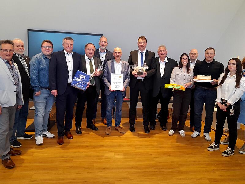 B&uuml;rgermeister Franz Uome mit (von links) Drittem B&uuml;rgermeister Clemens Friedrich, Norbert Volk, Setrick R&ouml;der, Daniel Schramm, Yves W&auml;cher,Zweitem B&uuml;rgermeister Martin D&ouml;ring, Gerhard Schneider, Mandy Knarr, Hans Pezold, Alexander Pittroff, stellv...