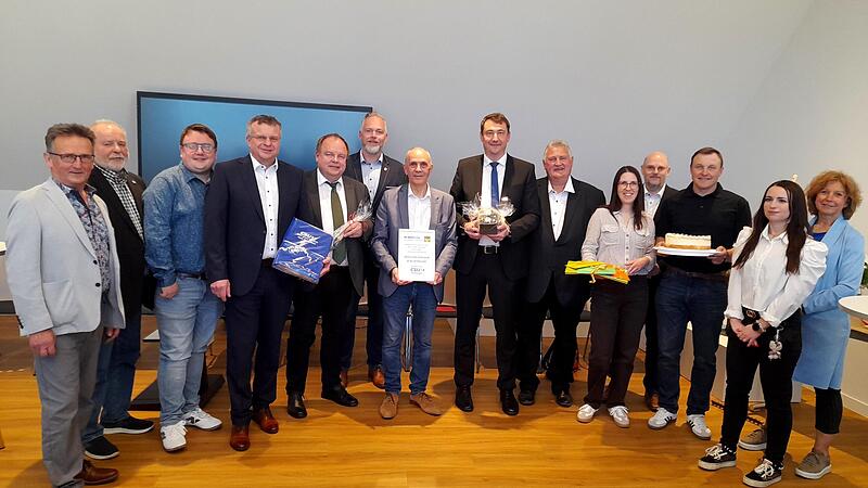 B&uuml;rgermeister Franz Uome mit (von links) Drittem B&uuml;rgermeister Clemens Friedrich, Norbert Volk, Setrick R&ouml;der, Daniel Schramm, Yves W&auml;cher,Zweitem B&uuml;rgermeister Martin D&ouml;ring, Gerhard Schneider, Mandy Knarr, Hans Pezold, Alexander Pittroff, stellv...