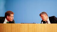 Robert Habeck (Grüne, r.), Bundesminister für Wirtschaft und Klimaschutz, und sein Staatssekretär Patrick Graichen Robert Habeck (Grüne, r.), Bundesminister für Wirtschaft und Klimaschutz, und sein Staatssekretär Patrick Graichen