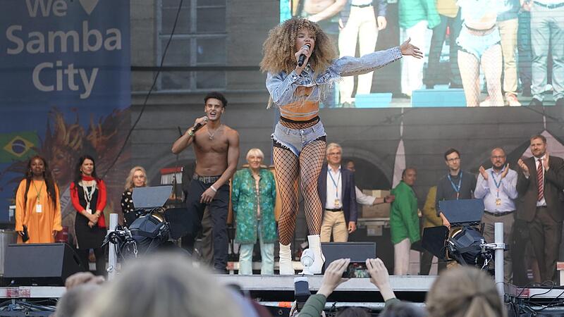 Taynara war zusammen mit ihrem Bruder Raony auf der Hauptbühne beim Samba-Festival in Coburg. Taynara war zusammen mit ihrem Bruder Raony auf der Hauptbühne beim Samba-Festival in Coburg.