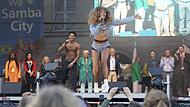 Taynara war zusammen mit ihrem Bruder Raony auf der Hauptb&uuml;hne beim Samba-Festival in Coburg.