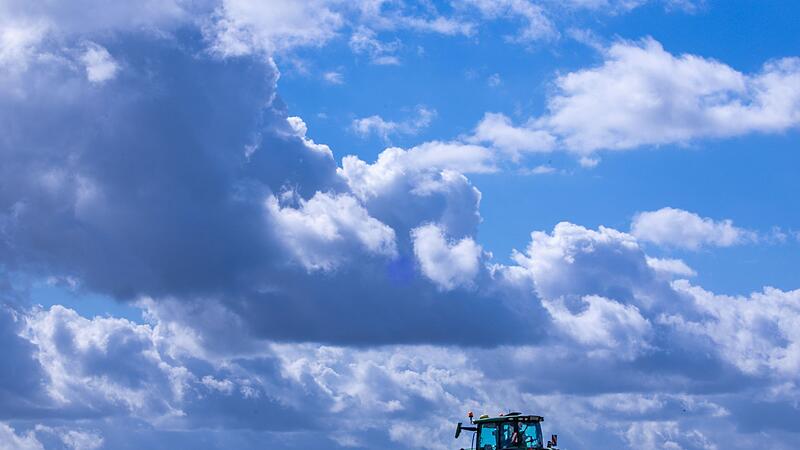 Feldarbeiten bei trockenem Wetter Feldarbeiten bei trockenem Wetter