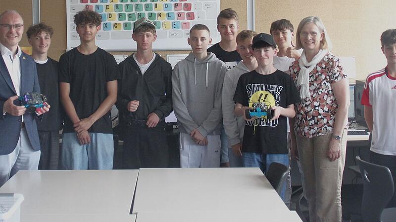 B&uuml;rgermeister Dieter Lenzer, Sch&uuml;ler der Klasse 8 M und Fachlehrerin Erika Weigand.