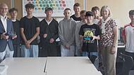 B&uuml;rgermeister Dieter Lenzer, Sch&uuml;ler der Klasse 8 M und Fachlehrerin Erika Weigand.