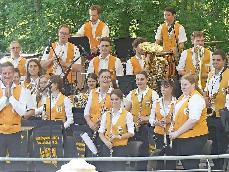 Bj&ouml;rn Schnee dirigiert die Stadtjugendkapelle Herzogenaurach.