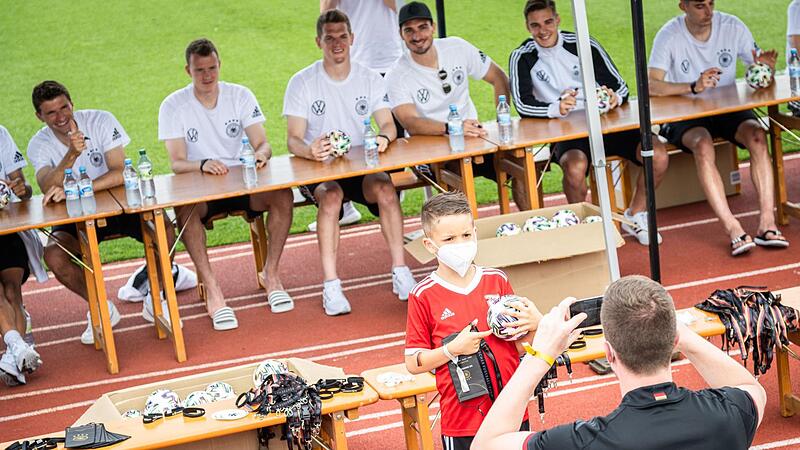 Bei der EM im Juni 2021 gab&rsquo;s bei Adidas wenigstens eine Autogrammstunde mit den deutschen Kickern. Ob diesmal mehr &Ouml;ffentlichkeit drin ist?