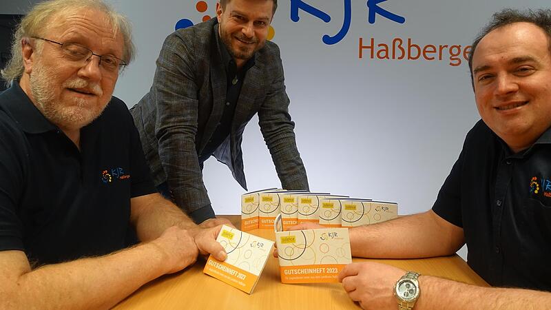Von links: Jürgen Krell (Vorstandsmitglied KJR Haßberge, Ressort Ehrenamt), Thomas Wagenhäuser (Vorsitzender KJR Haßberge) und Wolfgang Winter (Vorstandsmitglied KJR Haßberge, Ressort Juleica) freuen sich, dass wieder ein Juleica-Gutscheinheft für...