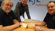 Von links: Jürgen Krell (Vorstandsmitglied KJR Haßberge, Ressort Ehrenamt), Thomas Wagenhäuser (Vorsitzender KJR Haßberge) und Wolfgang Winter (Vorstandsmitglied KJR Haßberge, Ressort Juleica) freuen sich, dass wieder ein Juleica-Gutscheinheft für...