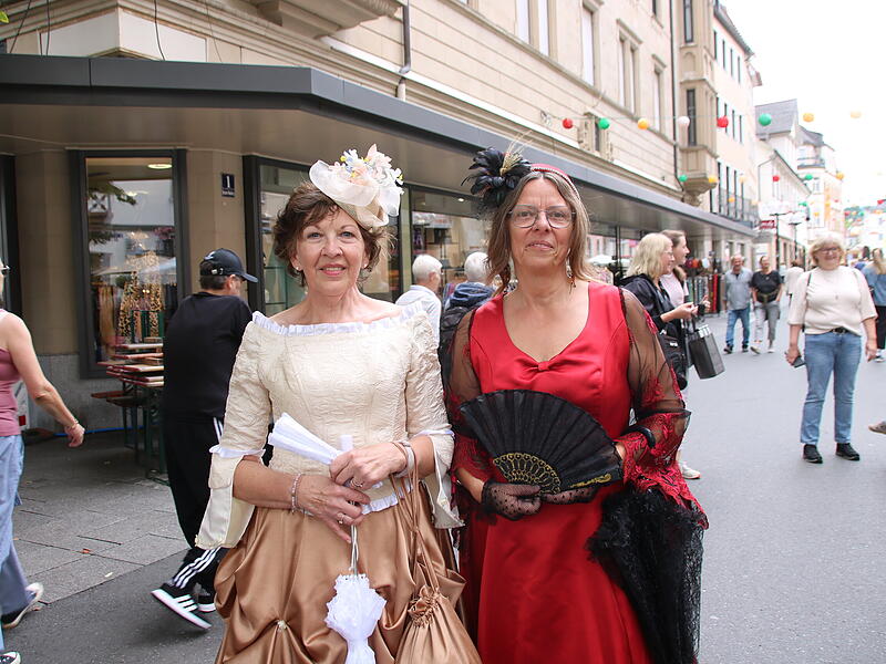 Einige der Besucherinnen und Besucher kamen selbst in historischen Kost&uuml;men zum Fest.