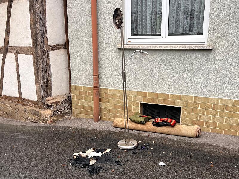 Münnerstädterin (84) retten einer 95-Jährigen das Leben Diese Stehlampe war umgefallen, die heiße Glühbirne entzündete Kissen, die Flammen griffen auch auf den Teppich über.