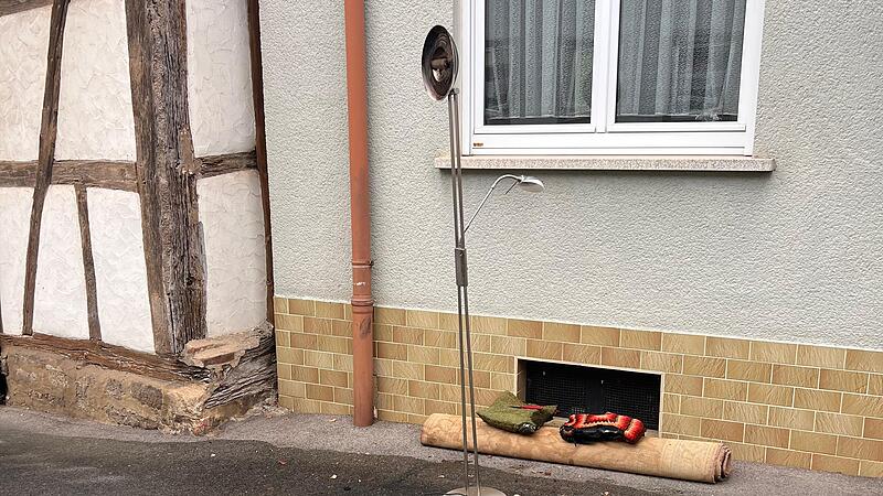 Diese Stehlampe war umgefallen, die heiße Glühbirne entzündete Kissen, die Flammen griffen auch auf den Teppich über.