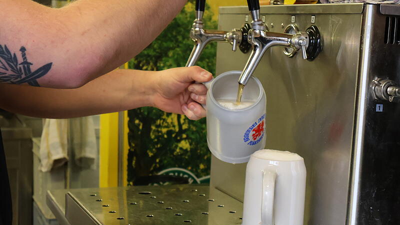 Bier zapfen ForchheimForchheim & Fränkische Schweiz Bei gutem Wetter werden im Landkreis Forchheim wieder hunderte Seidla in den Brauereien und auf den Bierkellern gezapft. Doch wie teuer ist der halbe Liter Bier heuer?