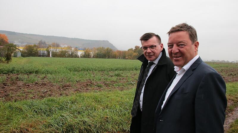 Die Münchner Merkur-Bank investiert rund elf Millionen Euro für eine neue Niederlassung in Hammelburg. Das freut (von rechts) Bank-Chef Marcus Lingel und Bürgermeister Armin Warmuth. Die Münchner Merkur-Bank investiert rund elf Millionen Euro für eine neue Niederlassung in Hammelburg. Das freut (von rechts) Bank-Chef Marcus Lingel und Bürgermeister Armin Warmuth.