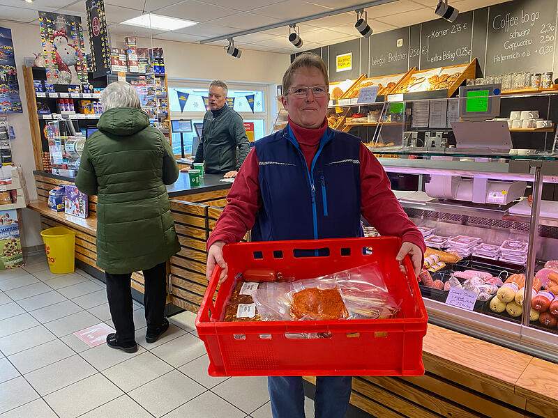 Sandra Frieser von der Metzgerei Frieser aus Neudorf bringt frische Ware in den Dorfladen Obertrubach. In der Fr&auml;nkischen Schweiz sind sie in vielen Orten unverzichtbar: die Dorfl&auml;den. Hier gibt es die gro&szlig;e &Uuml;bersicht.