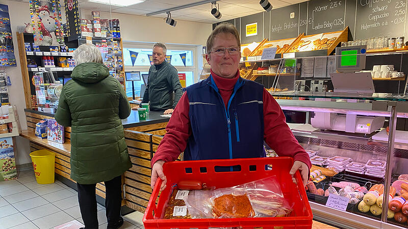 Sandra Frieser von der Metzgerei Frieser aus Neudorf bringt frische Ware in den Dorfladen Obertrubach. In der Fr&auml;nkischen Schweiz sind sie in vielen Orten unverzichtbar: die Dorfl&auml;den. Hier gibt es die gro&szlig;e &Uuml;bersicht.