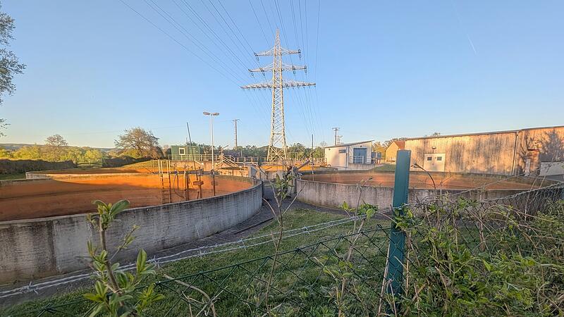 Hinter B&ouml;schung und Zaun verborgen liegt die Kl&auml;ranlage bei Eggolsheim&ndash; und sie steht doch im Mittelpunkt einer kontroversen Debatte.