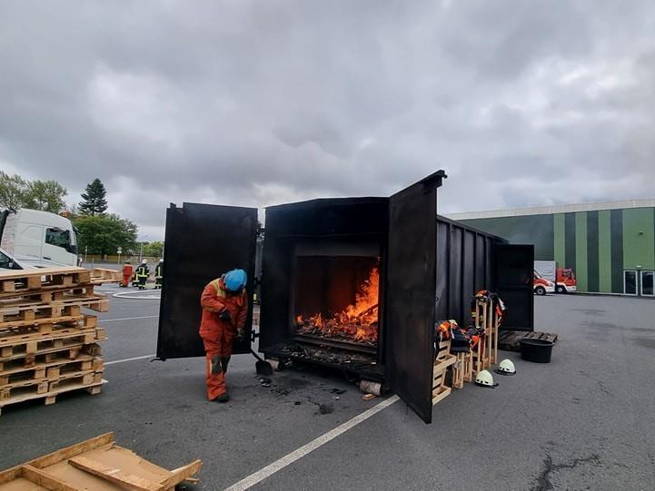 Der Container war in zwei Teile unterteilt, durch einen Teil mussten die Feuerwehrler kriechen.