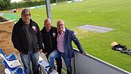 Für den Bezirksligisten SC Sylvia Ebersdorf ist Großsponsor Stefan Finzel (rechts) ein "Glücksfall" - da sind sich die beiden Vorsitzenden Gerhard Friedrich (links) und Hans-Günter Siller einig.