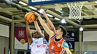 Darius Dawson (links) war mit 18 Punkten der erfolgreichste Coburger.