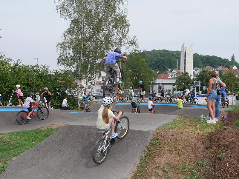 Viele Kinder testeten mit ihren Fahrr&auml;dern und Rollern den Pumptrack.