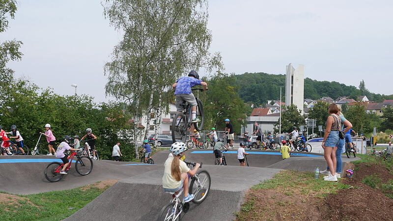 Viele Kinder testeten mit ihren Fahrrädern und Rollern den Pumptrack. Viele Kinder testeten mit ihren Fahrrädern und Rollern den Pumptrack.