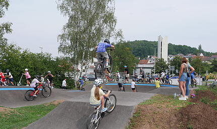 Viele Kinder testeten mit ihren Fahrrädern und Rollern den Pumptrack. Viele Kinder testeten mit ihren Fahrrädern und Rollern den Pumptrack.