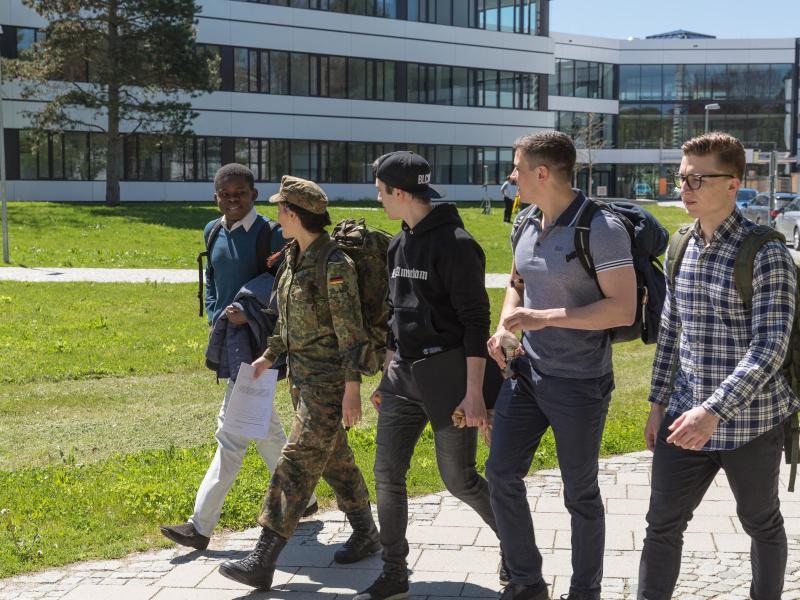 Was Kann Man Bei Der Bundeswehr Mit Einem Hauptschulabschluss Machen Was ein Studium bei der Bundeswehr bedeutet