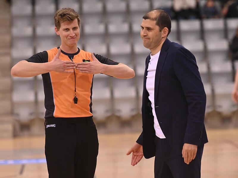 BBC-Cheftrainer im Gespräch mit einem Unparteiischen. Mit der Leistung seines Teams konnte der Serbe überhaupt nicht einverstanden sein. BBC-Cheftrainer im Gespräch mit einem Unparteiischen. Mit der Leistung seines Teams konnte der Serbe überhaupt nicht einverstanden sein.