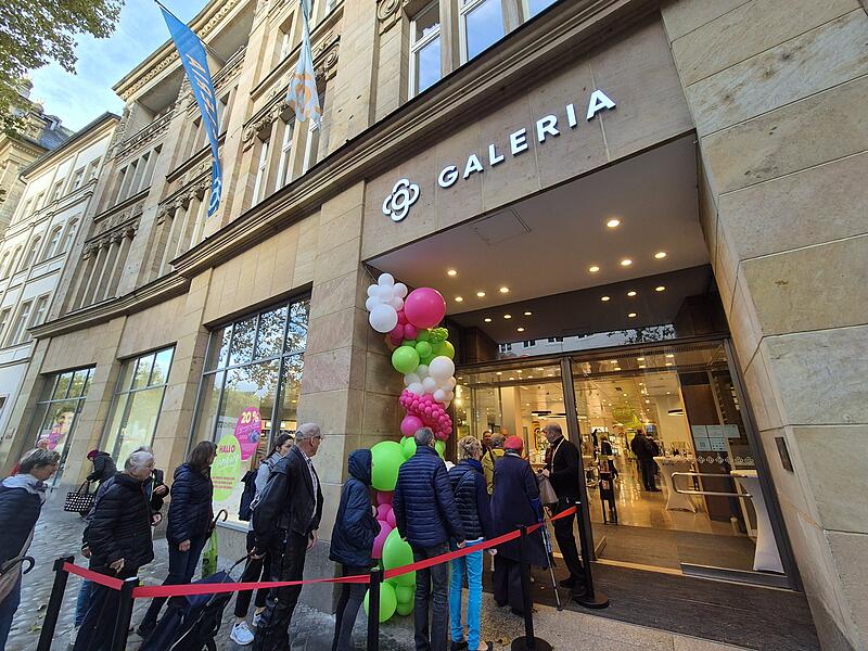 Menschenschlange vor Galeria in Bamberg