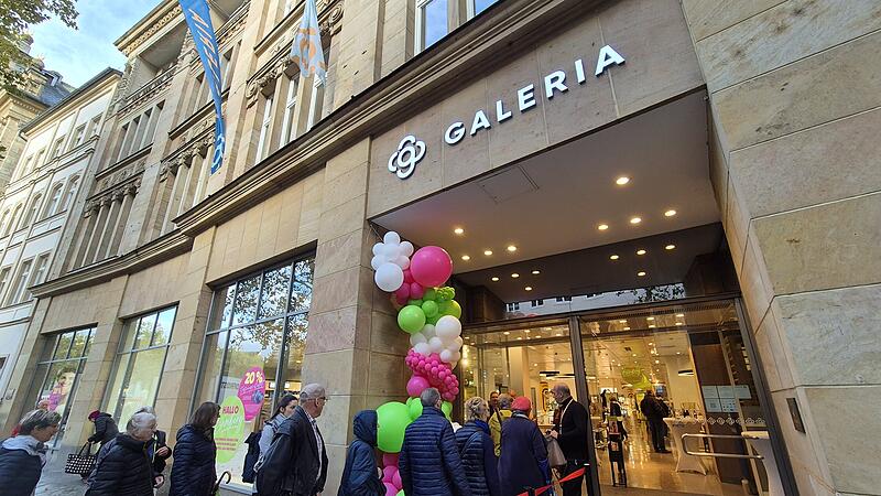Menschenschlange vor Galeria in Bamberg