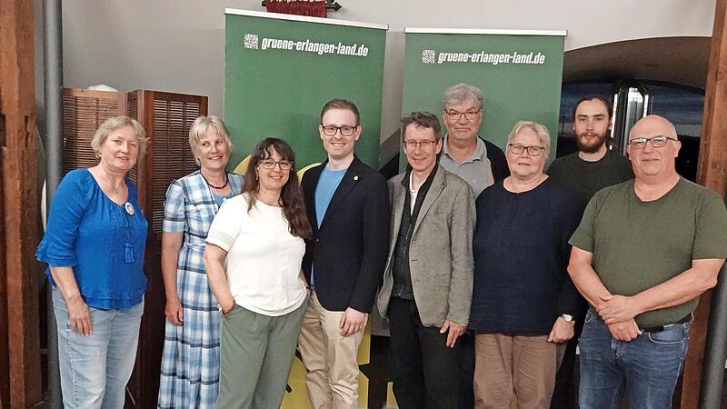 Der frisch gew&auml;hlte Kreisvorstand von B&uuml;ndnis 90/Die Gr&uuml;nen (von links): Kerstin Auer, Karin Kreiner, Patrizia Siontas, Wahlleiter Andr&eacute; H&ouml;ftmann, Manfred Bachmayer, Uwe Becker, Monika Willwohl, Veitz G&ouml;tz und Alexander Soldner.