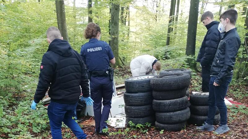 Polizeibeamte untersuchen den M&uuml;ll. Oft finden sie Hinweise auf den Verursacher. F&uuml;r den wird es dann teuer.