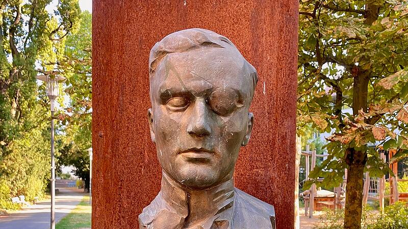 Zwischen Harmoniegarten und E.T.A.-Hoffmann-Platz erinnert das Mahnmal f&uuml;r Widerstand und Zivilcourage an den adeligen Wehrmachtsoffiziert Claus Schenk Graf von Stauffenberg.