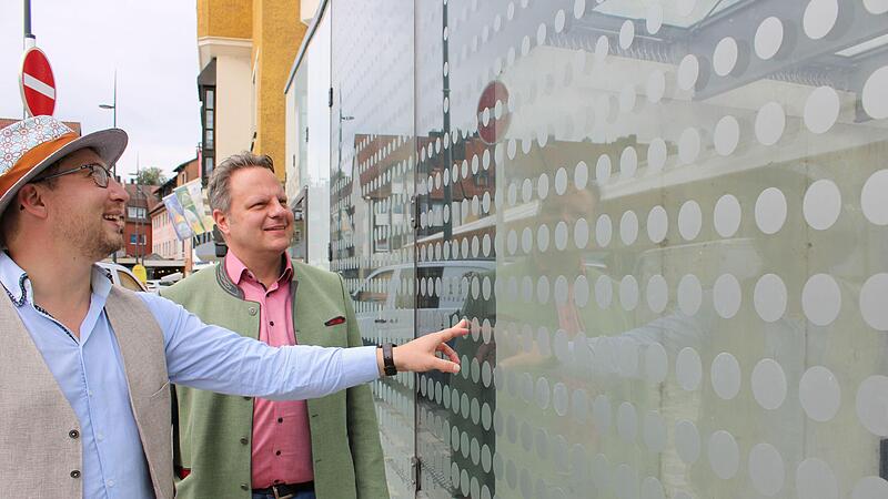 Peter Stimmler, Projektleiter beim Landesbund f&uuml;r Vogel- und Naturschutz (links), &uuml;bergab die Plakette f&uuml;r vorbildliche Gestaltung der Glasfl&auml;chen an den Kulmbacher Oberb&uuml;rgermeister Ingo Lehmann.