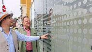 Peter Stimmler, Projektleiter beim Landesbund für Vogel- und Naturschutz (links), übergab die Plakette für vorbildliche Gestaltung der Glasflächen an den Kulmbacher Oberbürgermeister Ingo Lehmann.