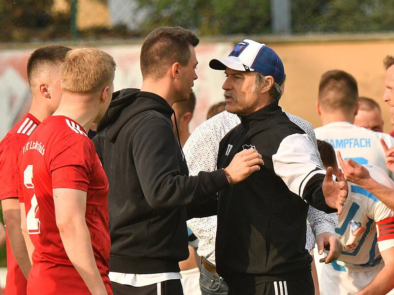 Nach dem Schlusspfiff gab es zwischen den Trainern Stefan Dietz (links) und Oliver Kr&ouml;ner noch ordentlich Redebedarf.