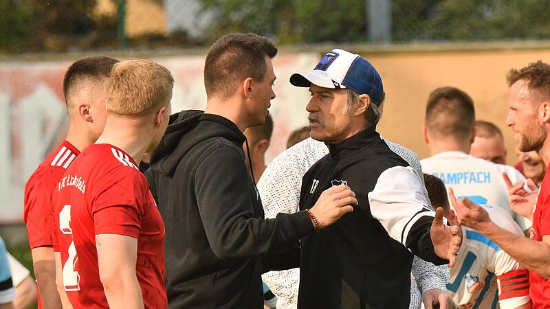 Nach dem Schlusspfiff gab es zwischen den Trainern Stefan Dietz (links) und Oliver Kr&ouml;ner noch ordentlich Redebedarf.