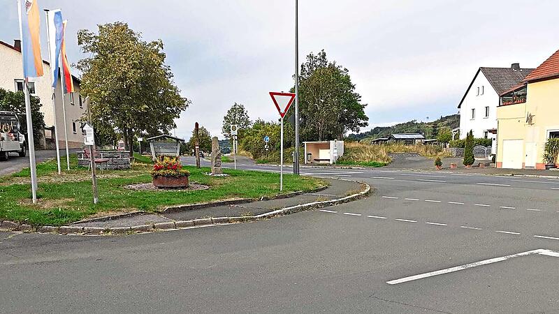 Auf dem Dorfplatz in Zeyern soll im Rahmen der Dorferneuerung ein Gemeinschaftshaus entstehen. Die Realisierung des Projekts schreite zu langsam voran, kritisieren wohl einige B&uuml;rger. Veronika Schadeck