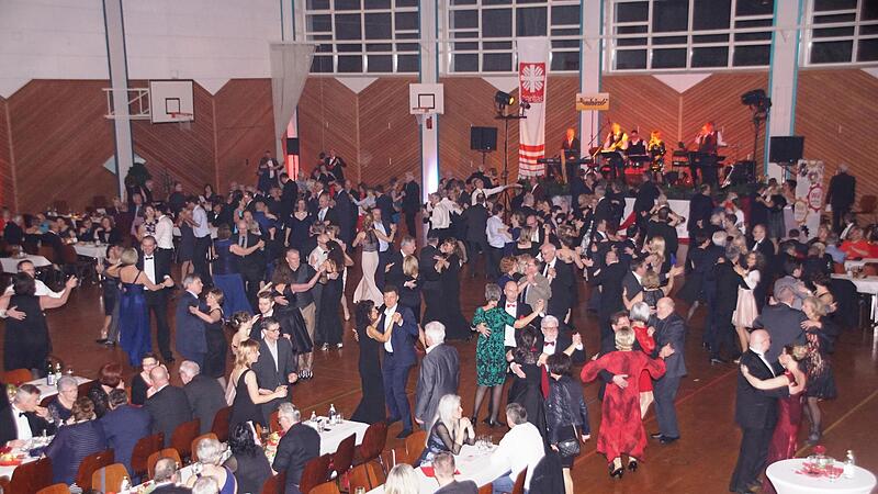 300 Tanzpaare waren beim 47. Rosenball 2020 dabei.