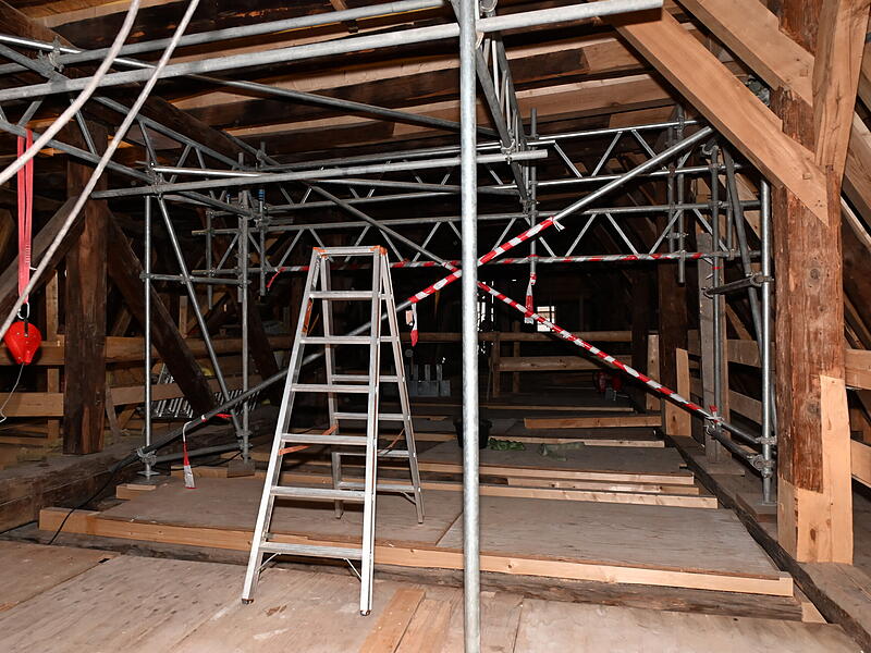 Am Dienstag wurden an der Forchheimer Rathausbaustelle die H&auml;ngewerke in den Dachstuhl eingebaut.