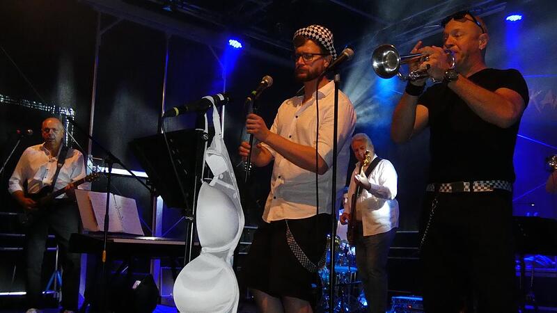 Sogar ein Büstenhalter flog am Samstag während des Auftrittes der Band „Skarabäus“ auf die Bühne. Sogar ein Büstenhalter flog am Samstag während des Auftrittes der Band „Skarabäus“ auf die Bühne.