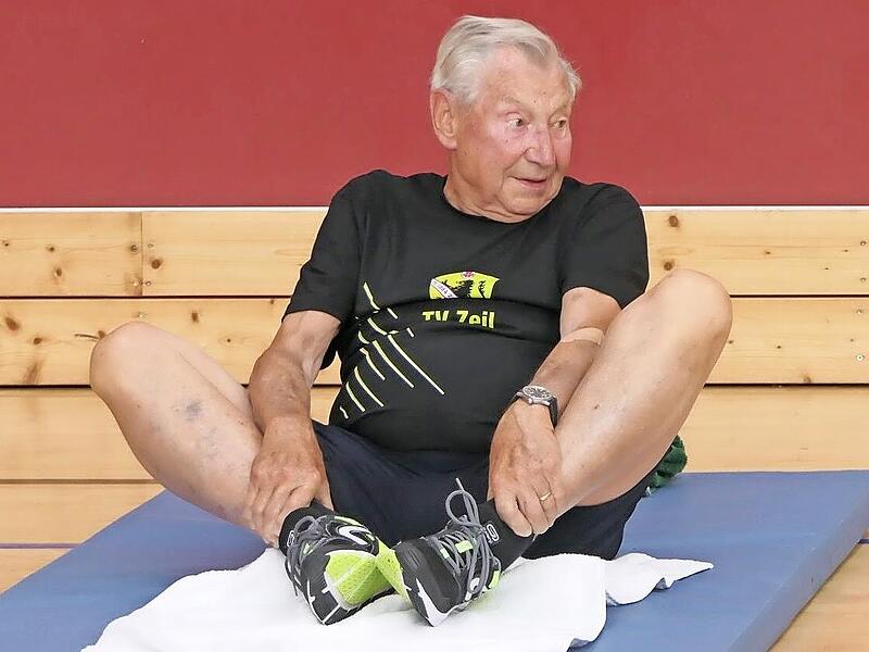 Karl Raab ist auch mit 90 Jahren noch sehr fit und steht bei den Montagsturnern auf der Matte. In diesem Fall sitzt er und macht den Vorturner.