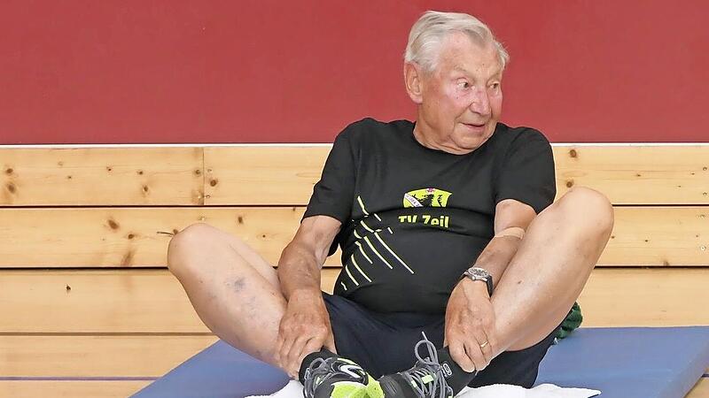 Karl Raab ist auch mit 90 Jahren noch sehr fit und steht bei den Montagsturnern auf der Matte. In diesem Fall sitzt er und macht den Vorturner.