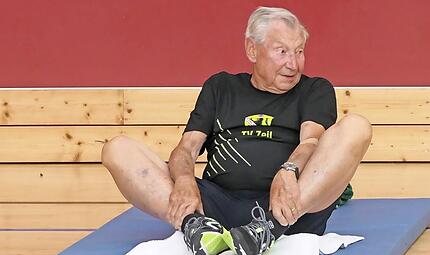 Karl Raab ist auch mit 90 Jahren noch sehr fit und steht bei den Montagsturnern auf der Matte. In diesem Fall sitzt er und macht den Vorturner. Karl Raab ist auch mit 90 Jahren noch sehr fit und steht bei den Montagsturnern auf der Matte. In diesem Fall sitzt er und macht den Vorturner.