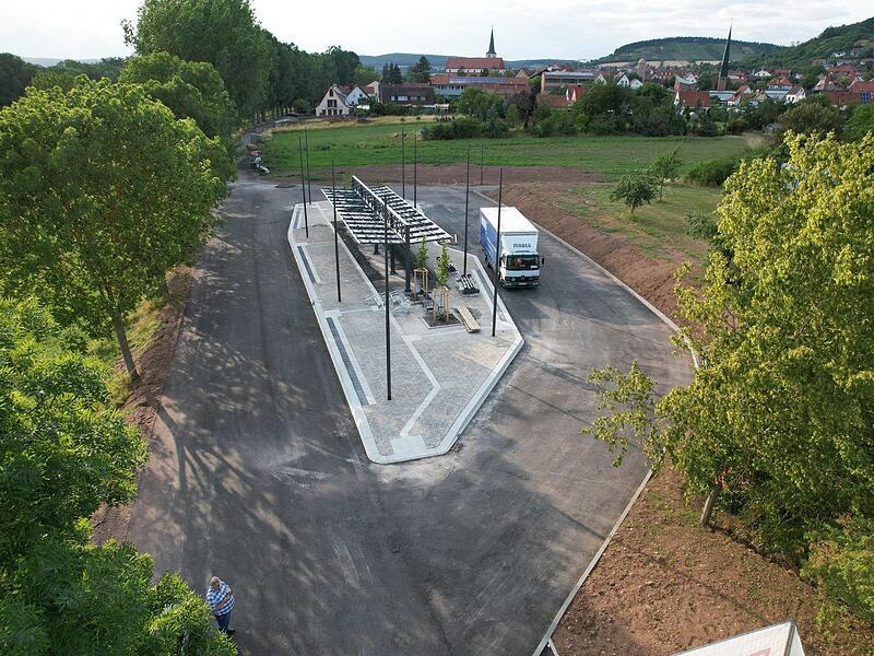 Blick auf die neue (zu diesem Zeitpunkt noch unfertige) Bushaltstelle unterhalb des Hammelburger Feuerwehrhauses. Blick auf die neue (zu diesem Zeitpunkt noch unfertige) Bushaltstelle unterhalb des Hammelburger Feuerwehrhauses.