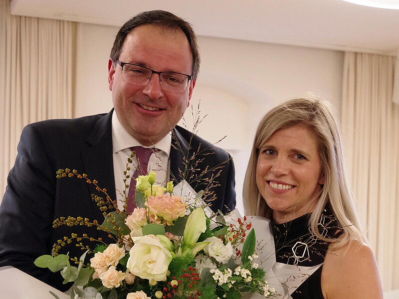 Blumen für Regierungsdirektorin Tanja Dehler von Staatssekretär Martin Schöffel.